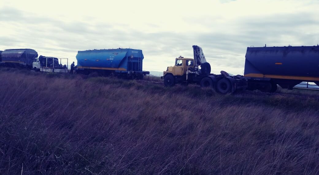 Descarriló vagón de un tren de carga en el paso a nivel de Tres Picos