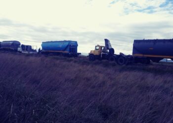 Descarriló vagón de un tren de carga en el paso a nivel de Tres Picos
