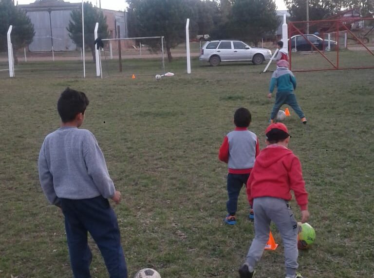 Invitan a niños y jóvenes a formar parte de la escuelita de fútbol del Club Sportman
