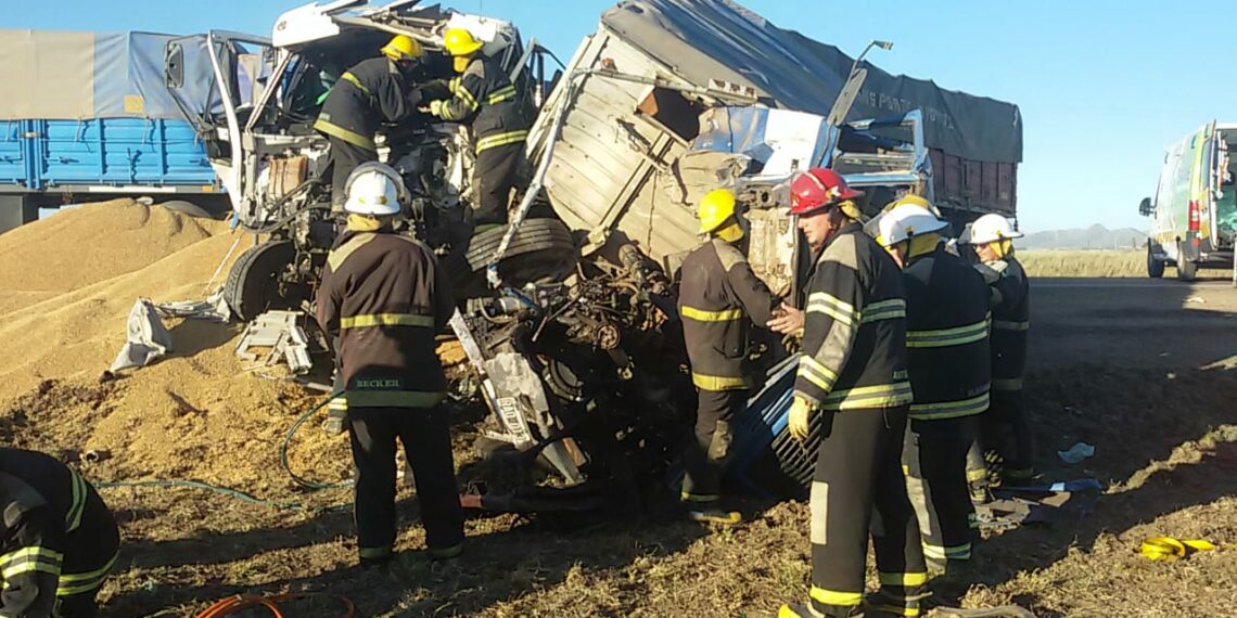 DOS HERIDOS FUE EL SALDO DE UN VIOLENTO CHOQUE ENTRE DOS CAMIONES EN LA RUTA 33 (FOTOS Y VIDEO)