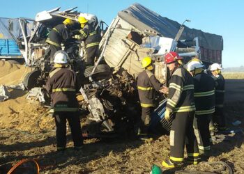 DOS HERIDOS FUE EL SALDO DE UN VIOLENTO CHOQUE ENTRE DOS CAMIONES EN LA RUTA 33 (FOTOS Y VIDEO)