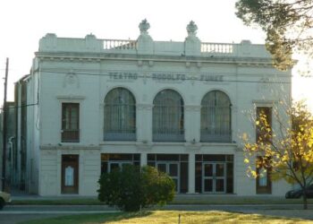 “ESPERANDO EL 25”: EL PÚBLICO DISFRUTÓ DE UN ESPECTÁCULO DE GRAN JERARQUÍA EN EL TEATRO FUNKE (VIDEOS)