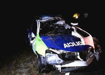 Dos policías accidentados en un vuelco