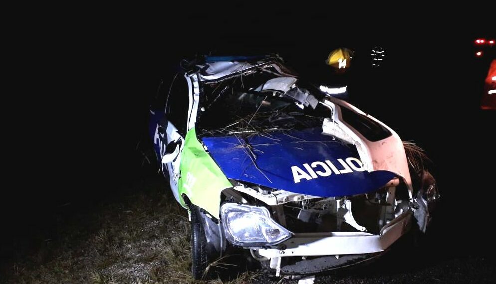 Dos policías accidentados en un vuelco