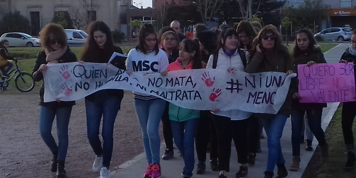 SE REALIZÓ UN ACTO POR “NI UNA MENOS” EN TORNQUIST (FOTOS)