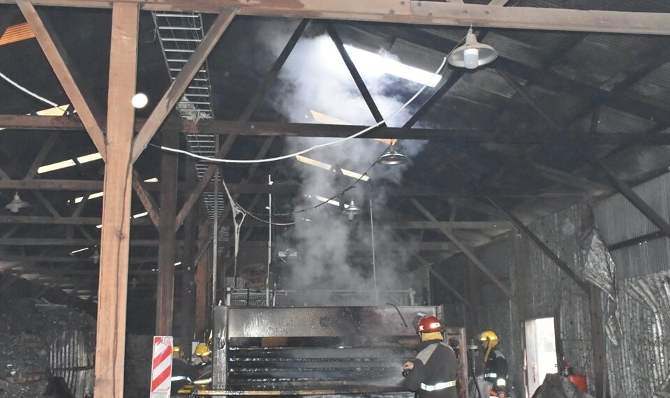 Se produjo un incendio en una fábrica de chapas (video y fotos)