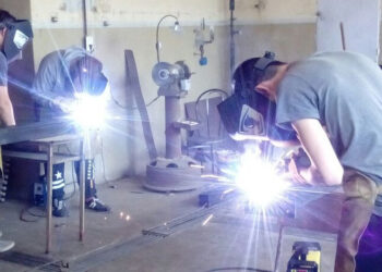 Alumnos de Tornquist desarrollaron dos estaciones de carga solar comunitaria (www.abc.gob.ar)