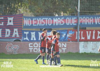 Automoto no lo pudo liquidar y Comercio se lo empató en el final