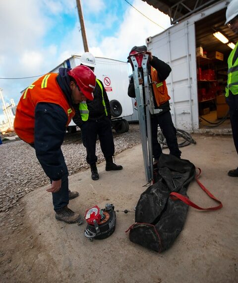 Personal de Bomberos Tornquist visitó el Parque Eólico “Tres Picos” (fotos)