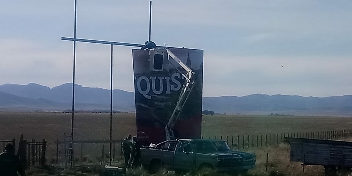 Se reconstruye el cartel de Tornquist, colocado por la Cámara de Comercio (Video)