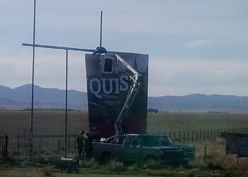 Se reconstruye el cartel de Tornquist, colocado por la Cámara de Comercio (Video)