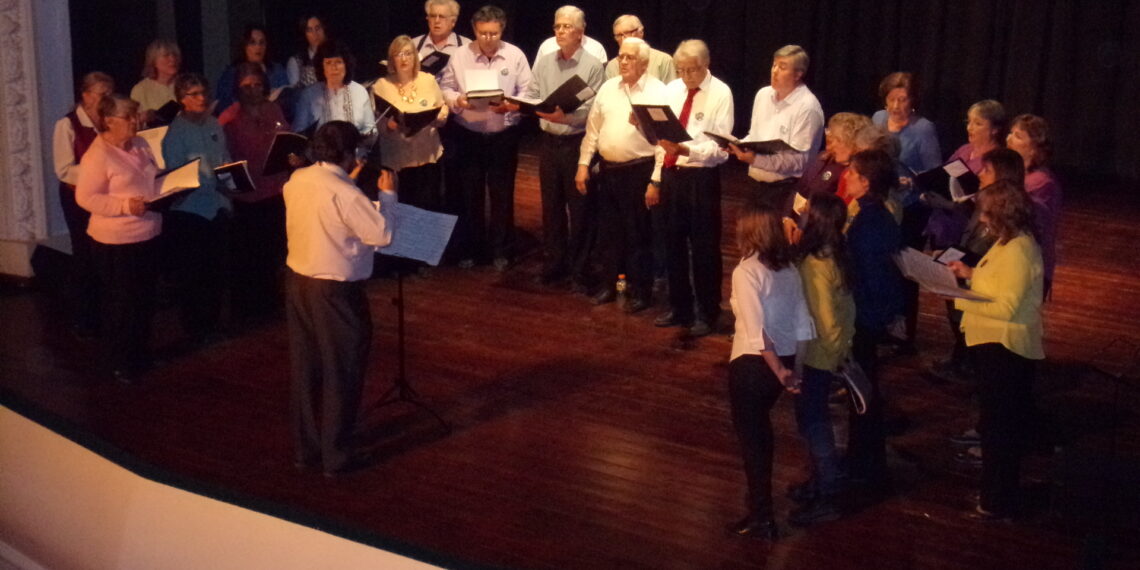 Para disfrutar los temas del Coral de Las Sierras, Coral Piedras Blancas y Coral Pedro Luro (Videos)