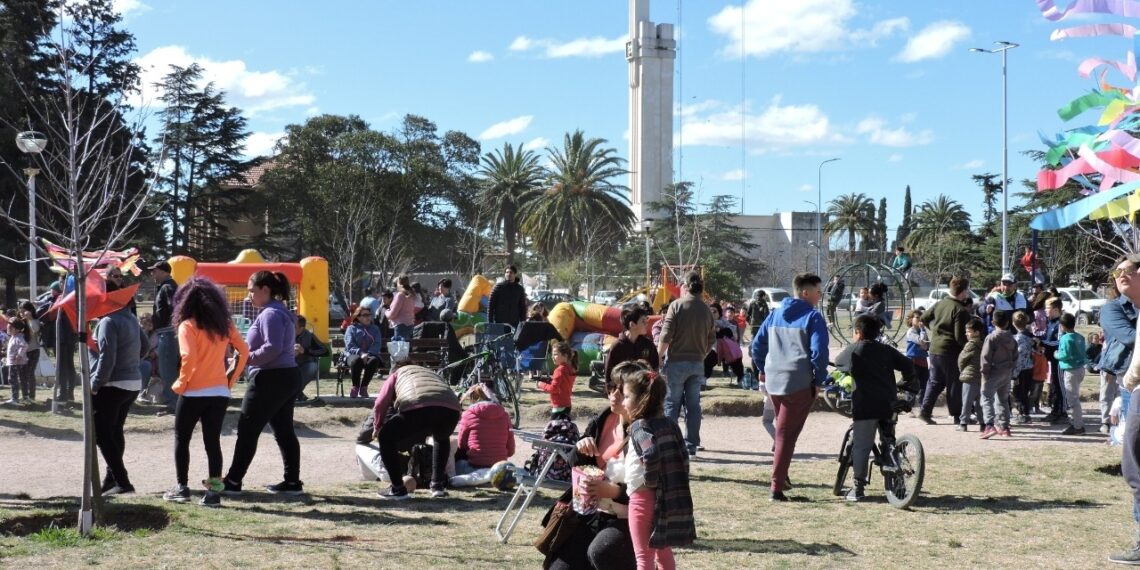Nuestra ciudad recibió la primavera en la plaza “Ernesto Tornquist” (Video)