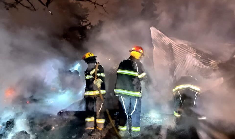Se incendió una cabaña en Sierra de la Ventana (fotos)