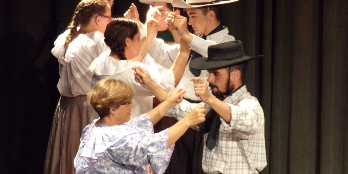 Noche emotiva en el Festival “Para vos Mamá” de la Escuela Folklórica Municipal (Fotos)