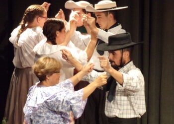 Noche emotiva en el Festival “Para vos Mamá” de la Escuela Folklórica Municipal (Fotos)