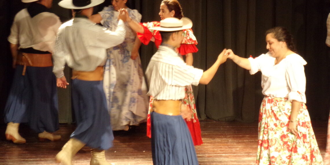 La Escuela Folklórica Municipal realizó el espectáculo “Para vos Mamá” (6 Videos)