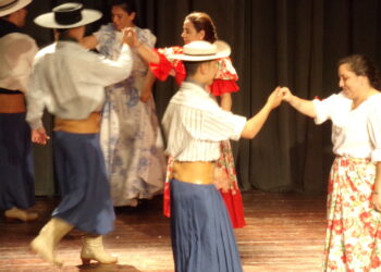 La Escuela Folklórica Municipal realizó el espectáculo “Para vos Mamá” (6 Videos)