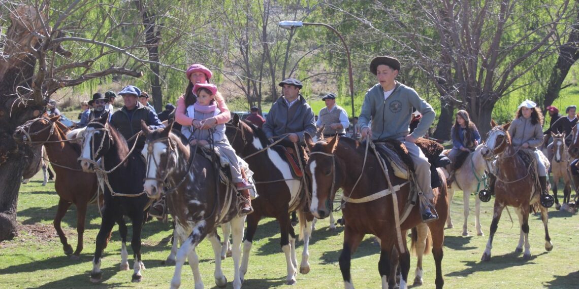 Exitosa cabalgata y concurso de asadores organizado por la EESA N° 1 de Tornquist (Videos)
