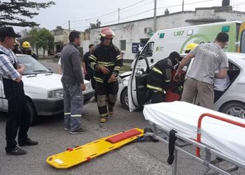 Dos personas hospitalizadas por un choque en Belgrano y Rawson de nuestra ciudad (foto y video)