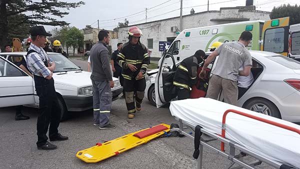 Dos personas hospitalizadas por un choque en Belgrano y Rawson de nuestra ciudad (foto y video)