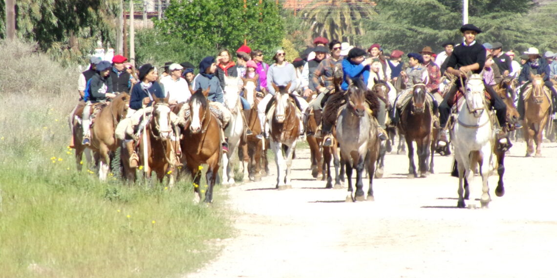 Varios jinetes participan de la 9º Cabalgata “Sierra de Tornquist” (Fotos)