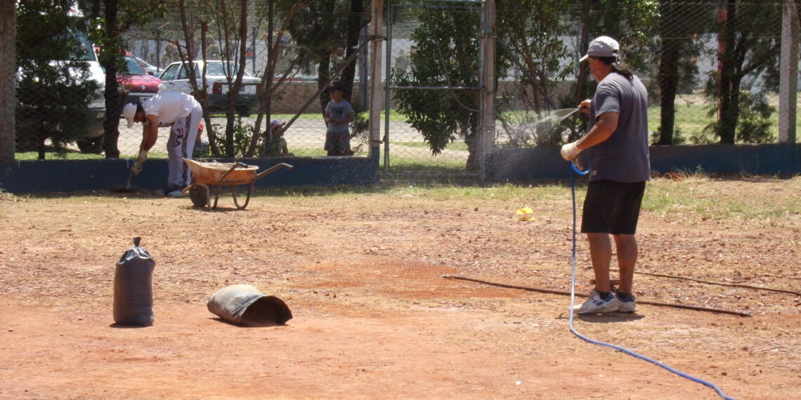 Comenzó la puesta en valor de las canchas de tenis del Club Automoto (Video y fotos)