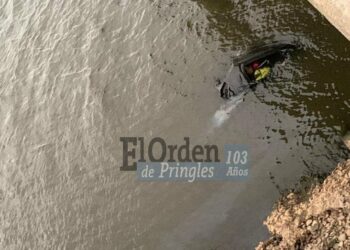 Cortan el tránsito para rescartar una camioneta del dique Paso de las Piedras