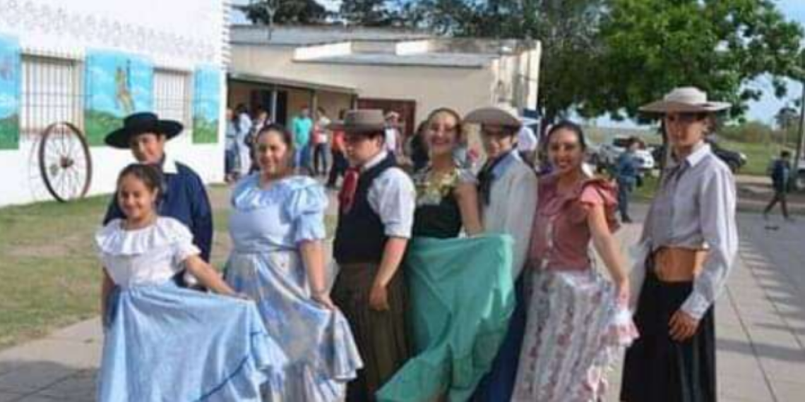 La escuela folklórica municipal participó en distintos actos del Día de la Tradición