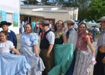 La escuela folklórica municipal participó en distintos actos del Día de la Tradición