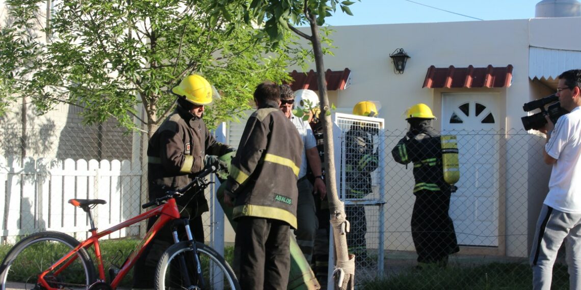 Principio de incendio en una vivienda de la primera cuadra de Carbone