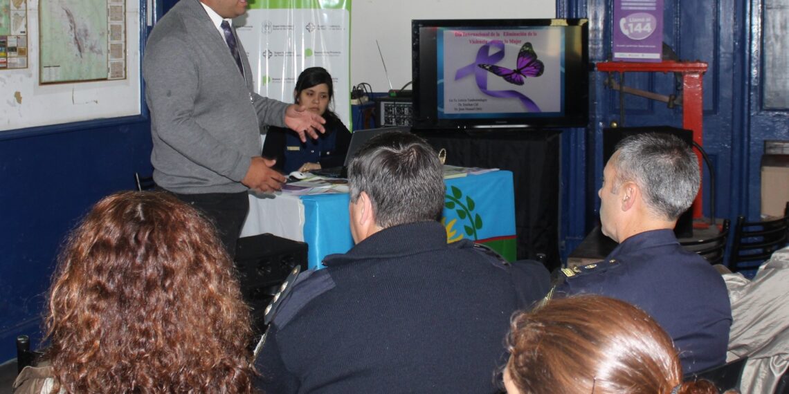 Se brindó una charla en el marco del Día Internacional de la Eliminación de la Violencia a la Mujer (Video)