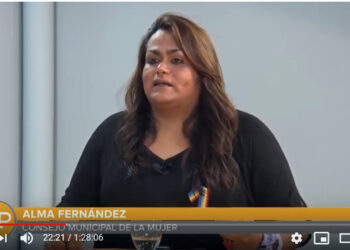 Alma Fernández, activista y escritora travesti, en la mesa de OPINIONES