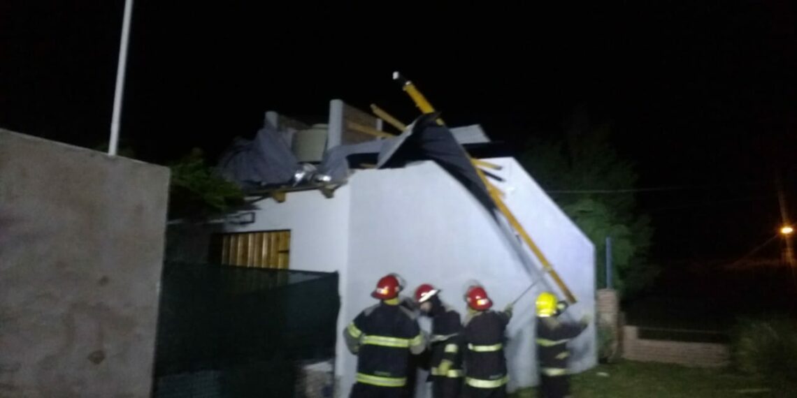 Voladura de techo en una vivienda de Villa Serrana La Gruta (fotos)