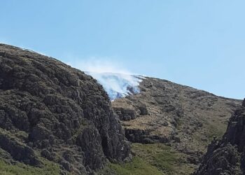 Varias dotaciones de bomberos continúan combatiendo el incendio en la zona serrana