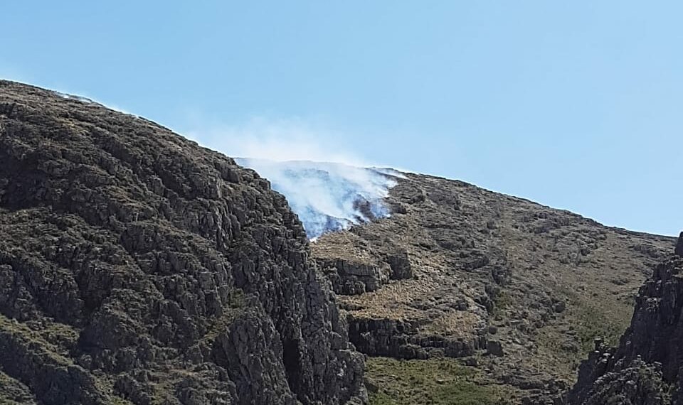 Varias dotaciones de bomberos continúan combatiendo el incendio en la zona serrana