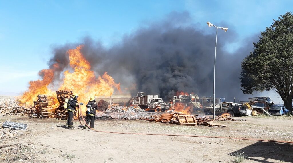 El fuego destruyó vehículos de rezago y un depósito de madera ( fotos y video )