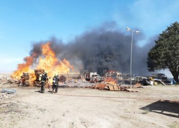 El fuego destruyó vehículos de rezago y un depósito de madera ( fotos y video )