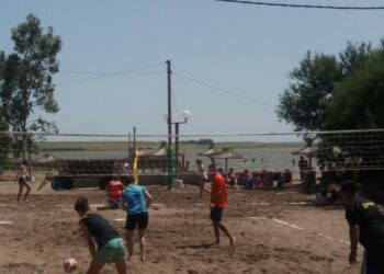 Otra jornada a playa llena en la Laguna…. Voley y Ciclo Turismo (fotos)