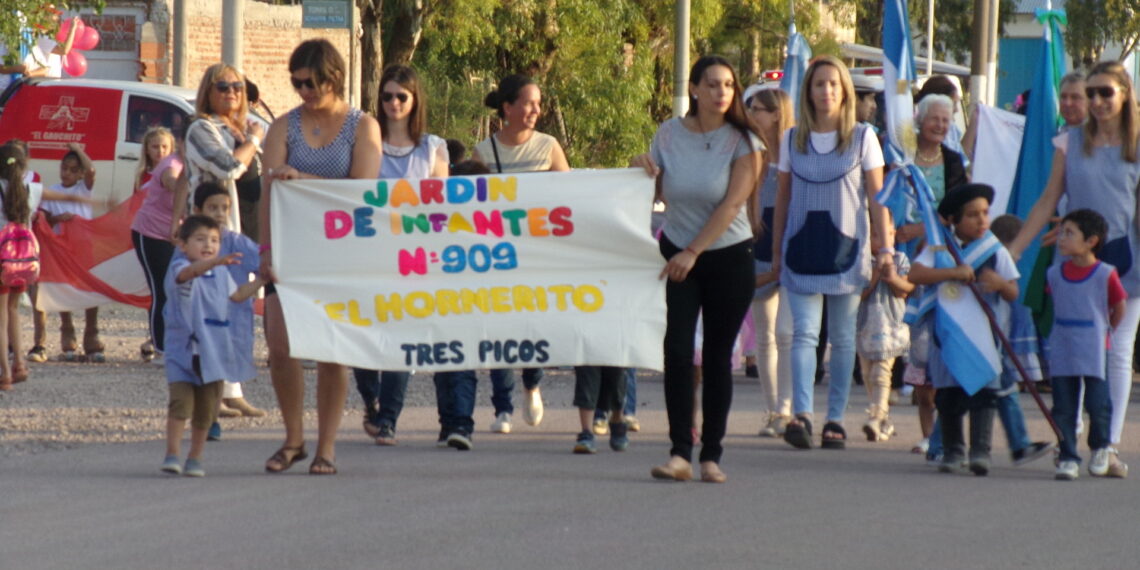 Tres Picos festejó su 113º aniversario con acto, desfile y baile popular