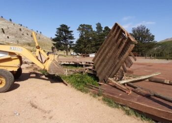 Retiraron el deck de madera ubicado frente al Hueco de la Ventana (Video)