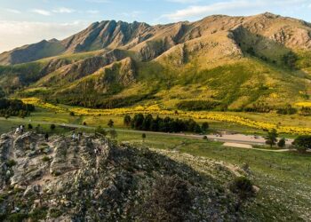 El nuevo mirador del Cerro Ventana está ubicado a metros de una línea de media tensión