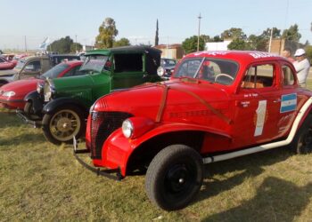Autos históricos estuvieron presentes en el aniversario de Tres Picos