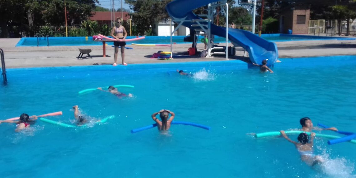 Las clases de natación continuarán durante febrero (Video)