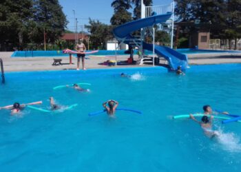 Las clases de natación continuarán durante febrero (Video)