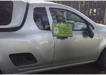 “Agarró a patadas” a un vehículo estacionado