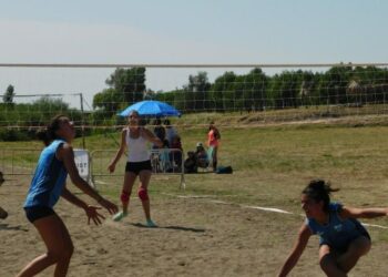 El domingo se juega la final del torneo 2×2 de voley en Tornquist (Video)