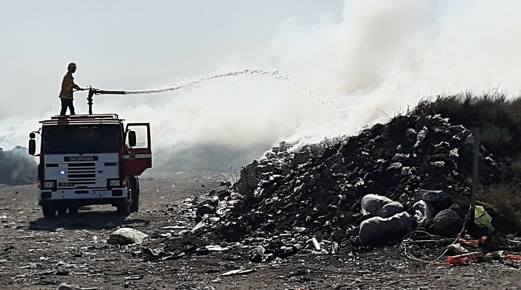 Los bomberos combaten un incendio en el basurero Municipal que, por efecto del viento, ingreso al terreno del Aero Club (fotos)