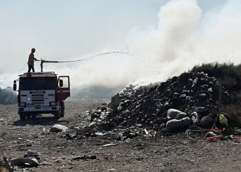 Los bomberos combaten un incendio en el basurero Municipal que, por efecto del viento, ingreso al terreno del Aero Club (fotos)