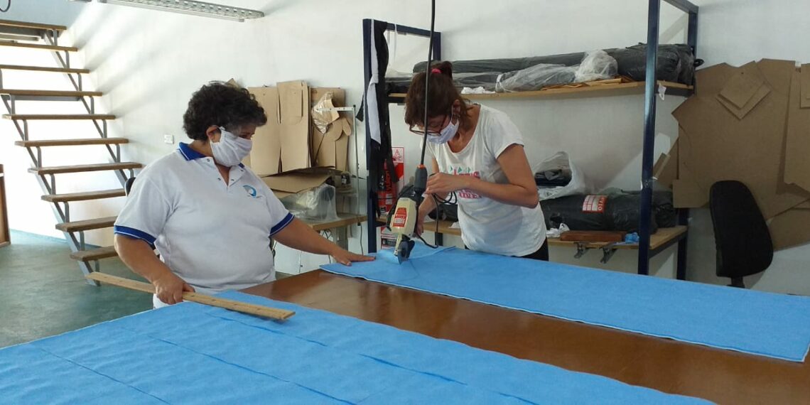 La cooperativa textil produce insumos para el área de salud e instituciones